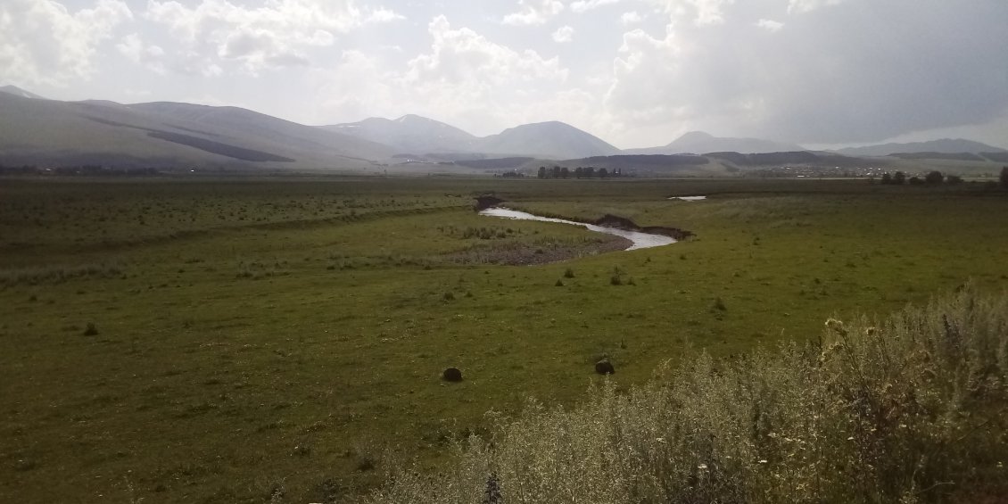 Et au milieu coule une rivière.