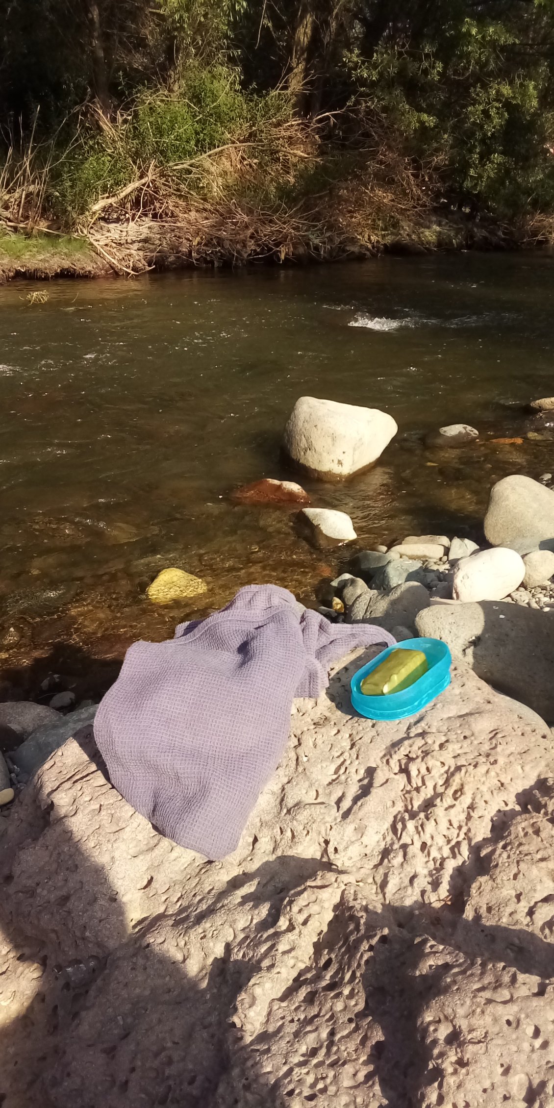 Voilà c'est fait ! Ça c'est ma salle de bain. Rien ne vaut un bain dans une rivière.