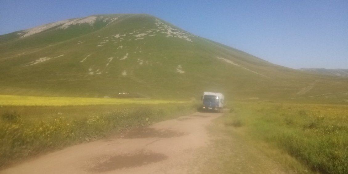 Il y a même des camions sur cette piste ! Au moins un en tout cas.