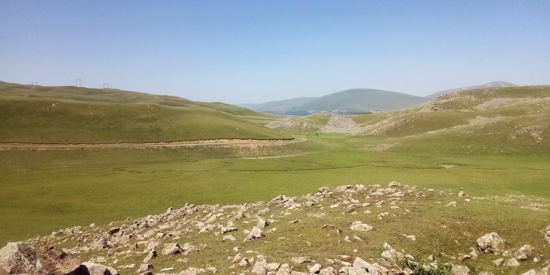 Le lac de Tabatskuri au fond mais vais bifurquer avant pour Didi Mitarbi.