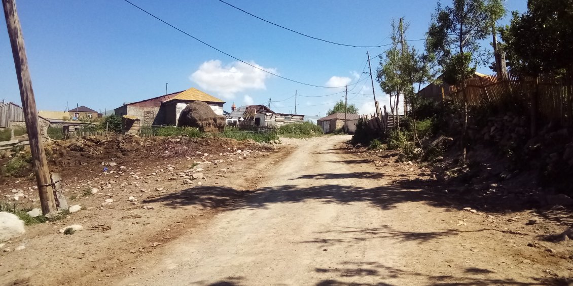 L'entrée du village. Ça ne sent pas la grosse bourgade.