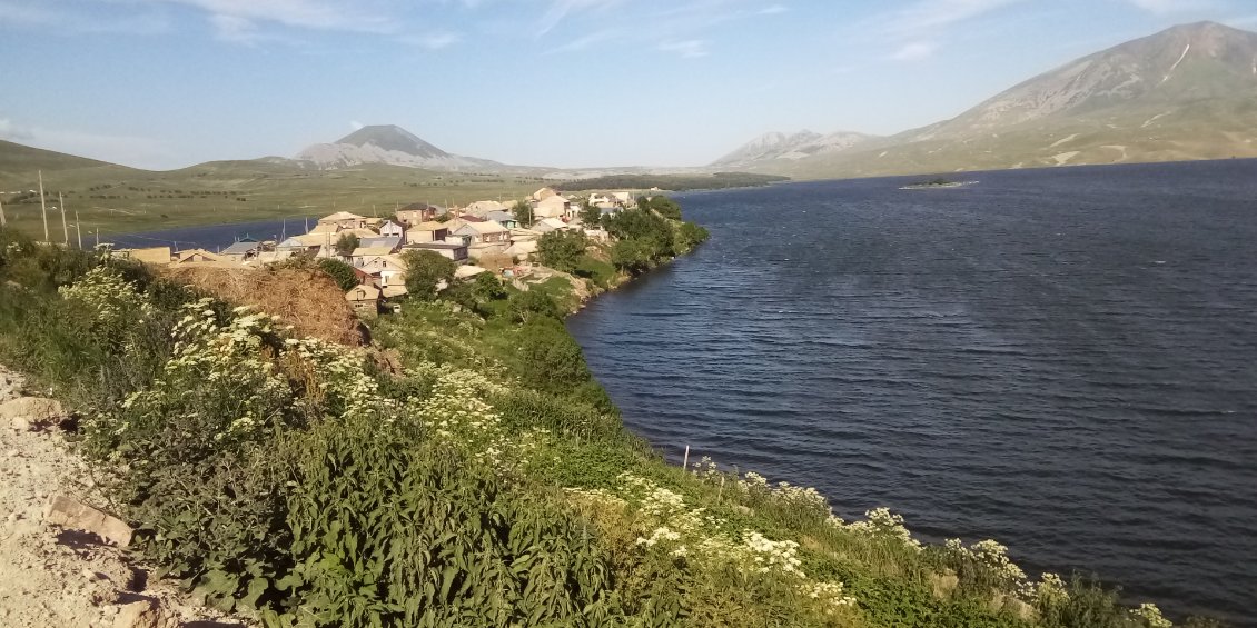 En revenant du décrassage.
Le centre du village sur son promontoire.
Vous la voyez la tente ? 😁