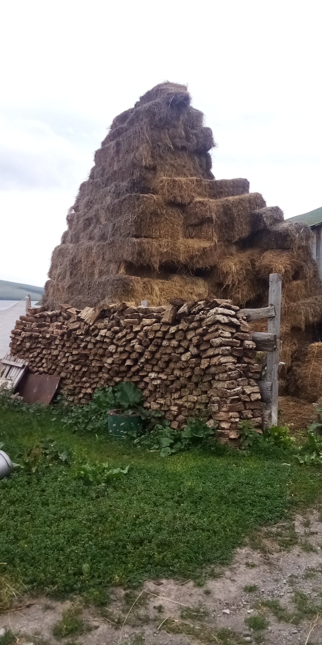 Réserve de paille et de bouse séchée de la ferme.