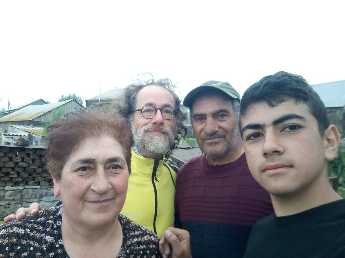 Avec Alex et ses grands-parent, Anno et Edik. Une merveilleuse rencontre.