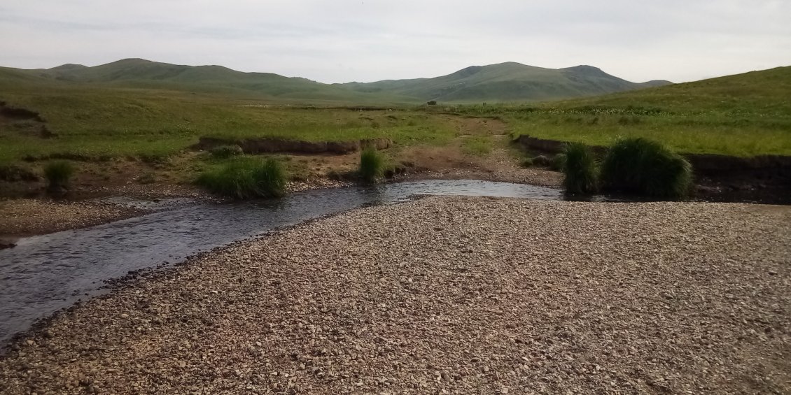 Voilà c'est ici, on peut voir le chemin en face. Sur la gauche le ruisseau est peu profond. Allez, pieds nus !