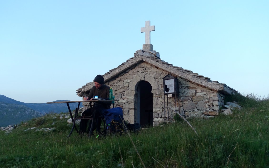 Deux nuits et une journée dans cette petite église en pierre construite en pleine montagne sont l'occasion de prendre le temps pour d'autres activités que la marche.