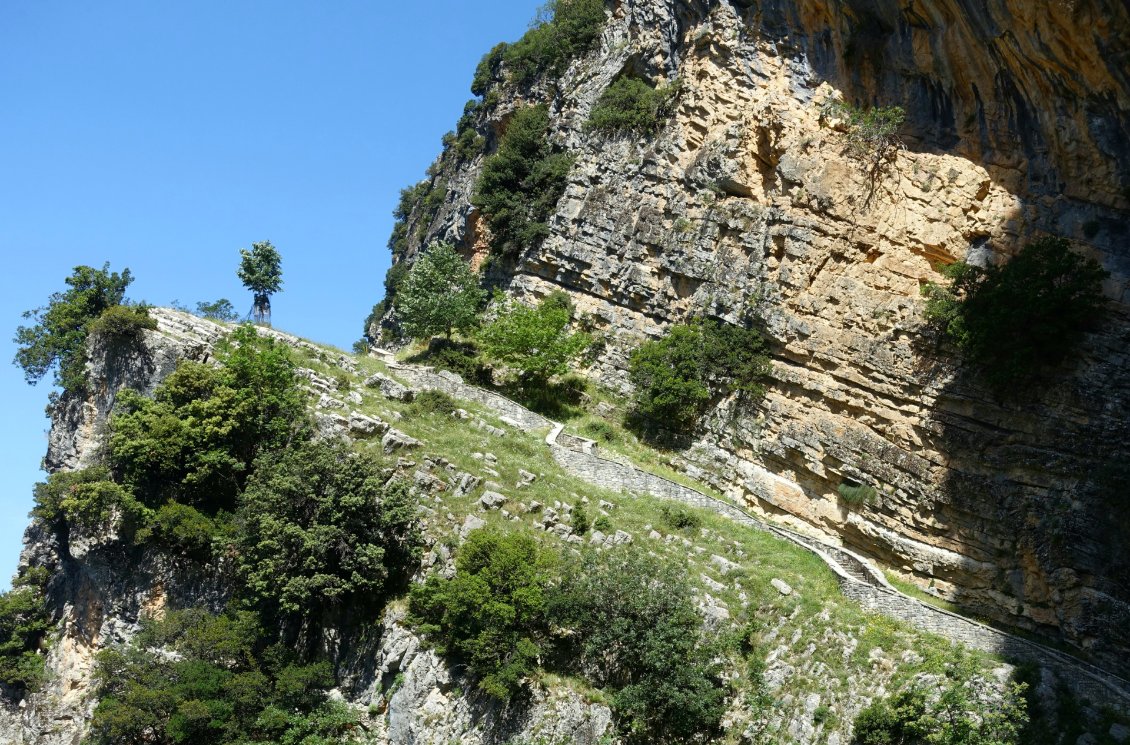 Des chemins en pierre construits à flanc de falaise à l'époque ottomane.