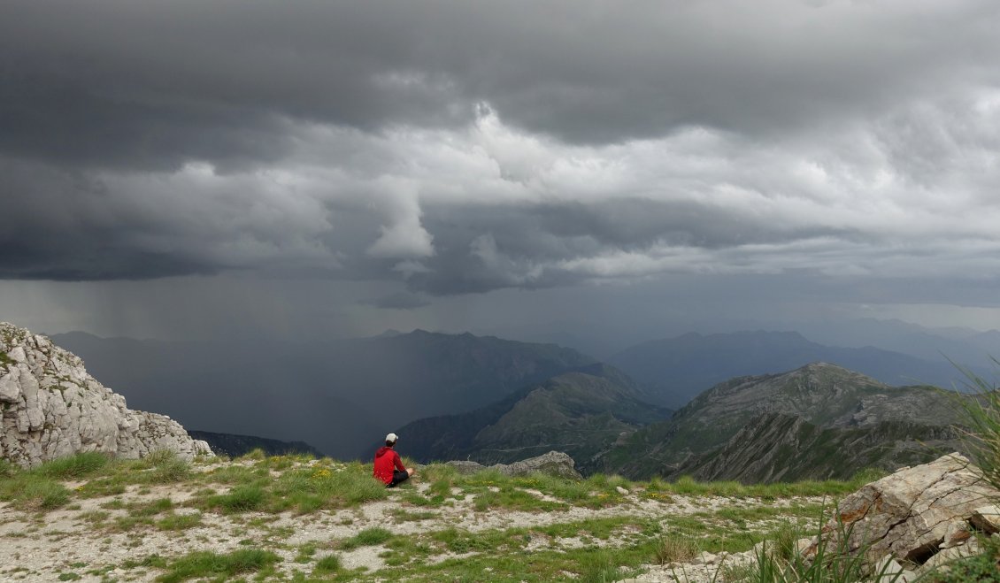 Vue privilégiée pour assister au spectacle de l'orage dynamique et des rayons du soleil qui traversent les nuages par endroits.