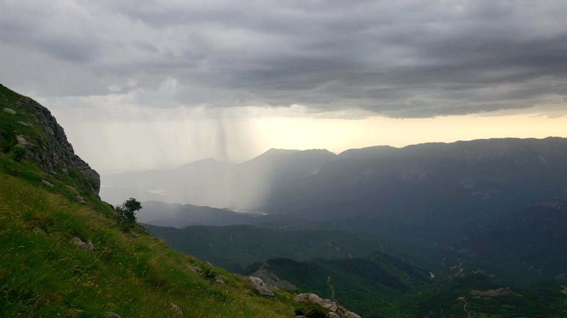 Averses localisées : des colonnes d'eau qui se déplacent et arrosent le paysage.