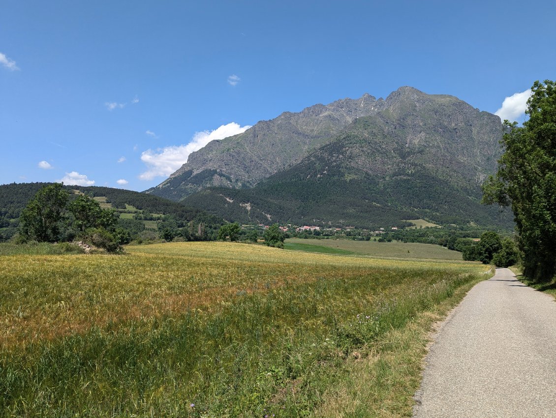 Et derrière moi, le Banc des Perrons et le village de la Motte-en-Champsaur