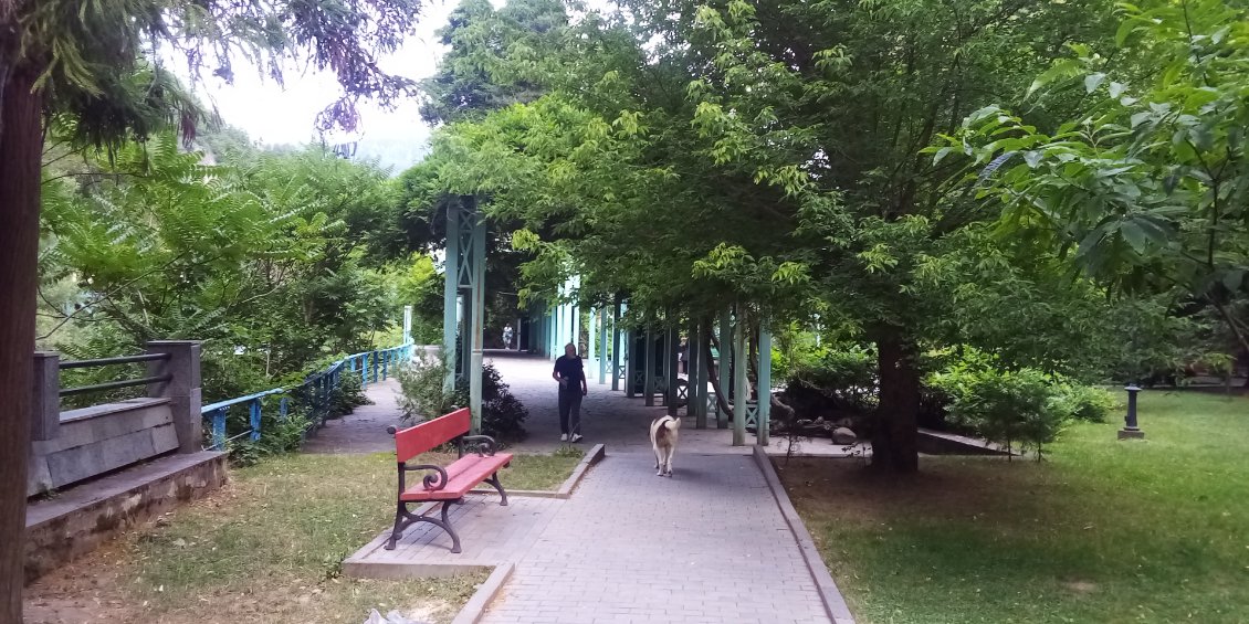 Une allée couverte dans celui-ci.