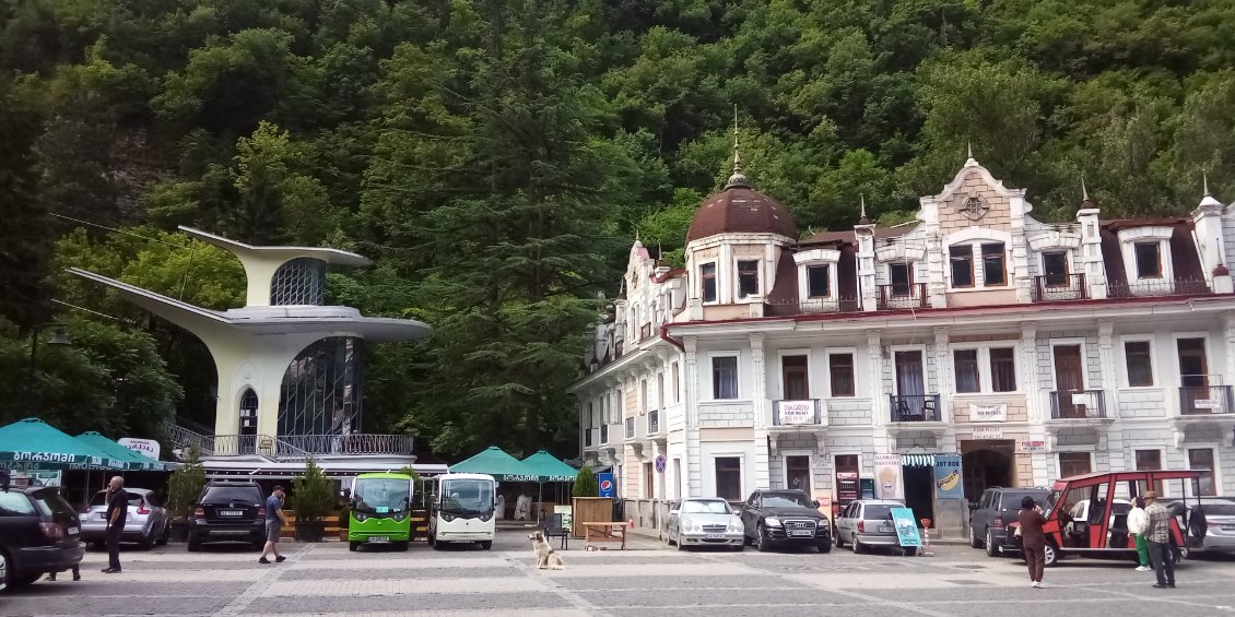 La place devant l'entrée du parc avec le départ du téléphérique pour accéder au sommet de la falaise.