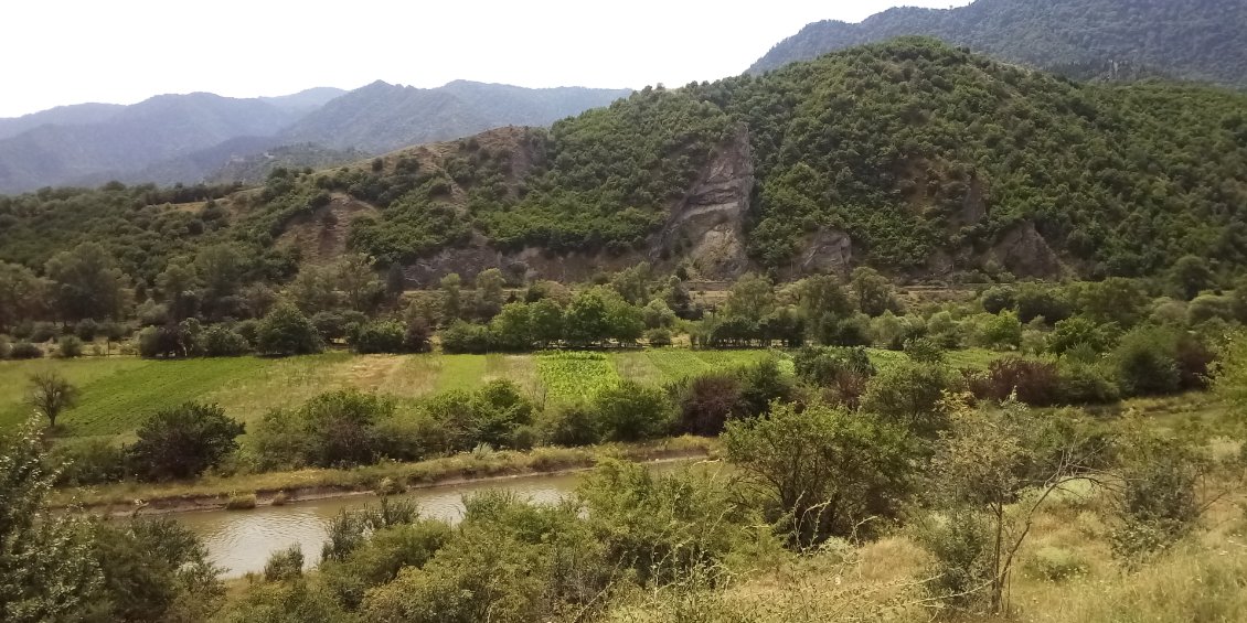 On longe la rivière Koura tout du long.