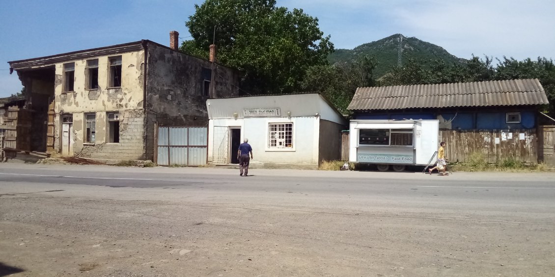 Il provient d'en face, de la petite cariole. A côté c'est l'épicerie.