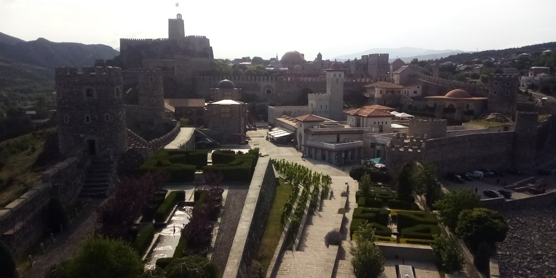 C'est vraiment superbe et en parfait état.
Re citadelle et re mosquée au fond.