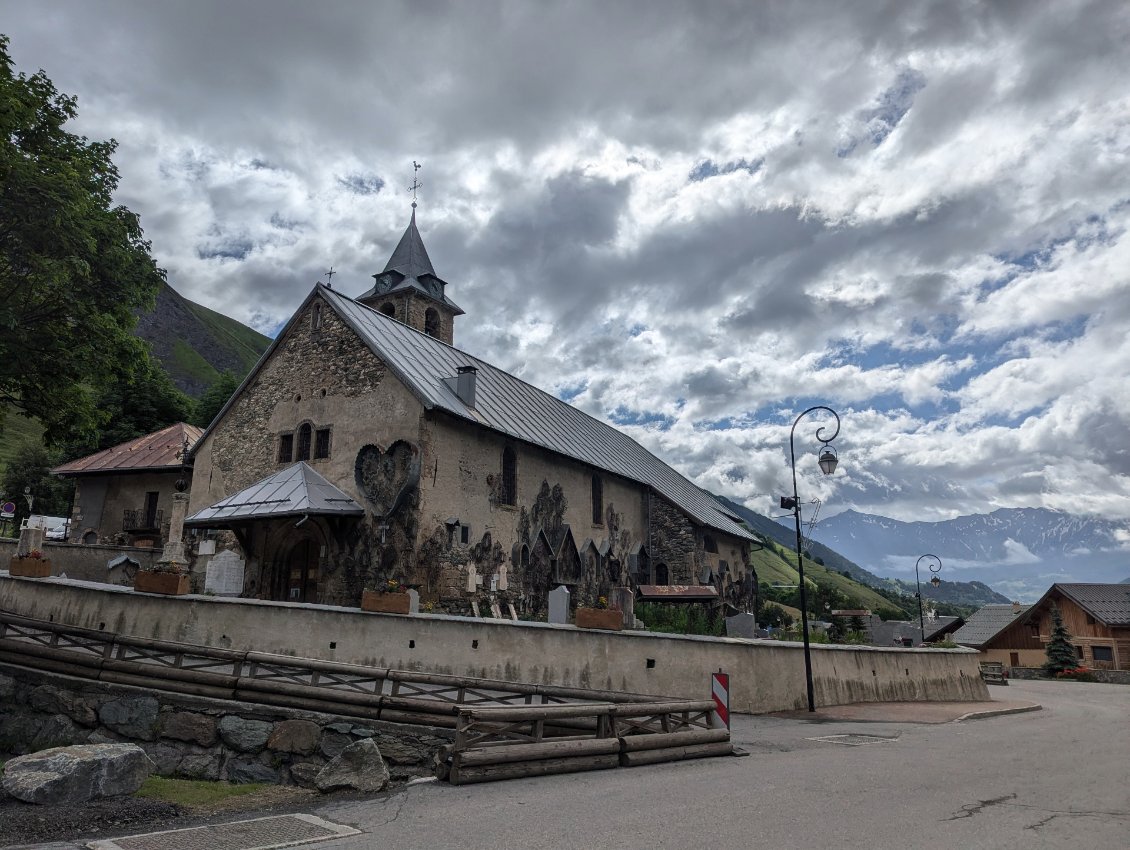 L'église Saint-Saturnin de Saint-Sorlin-d'Arves et ses "drôles" de couronnes mortuaires