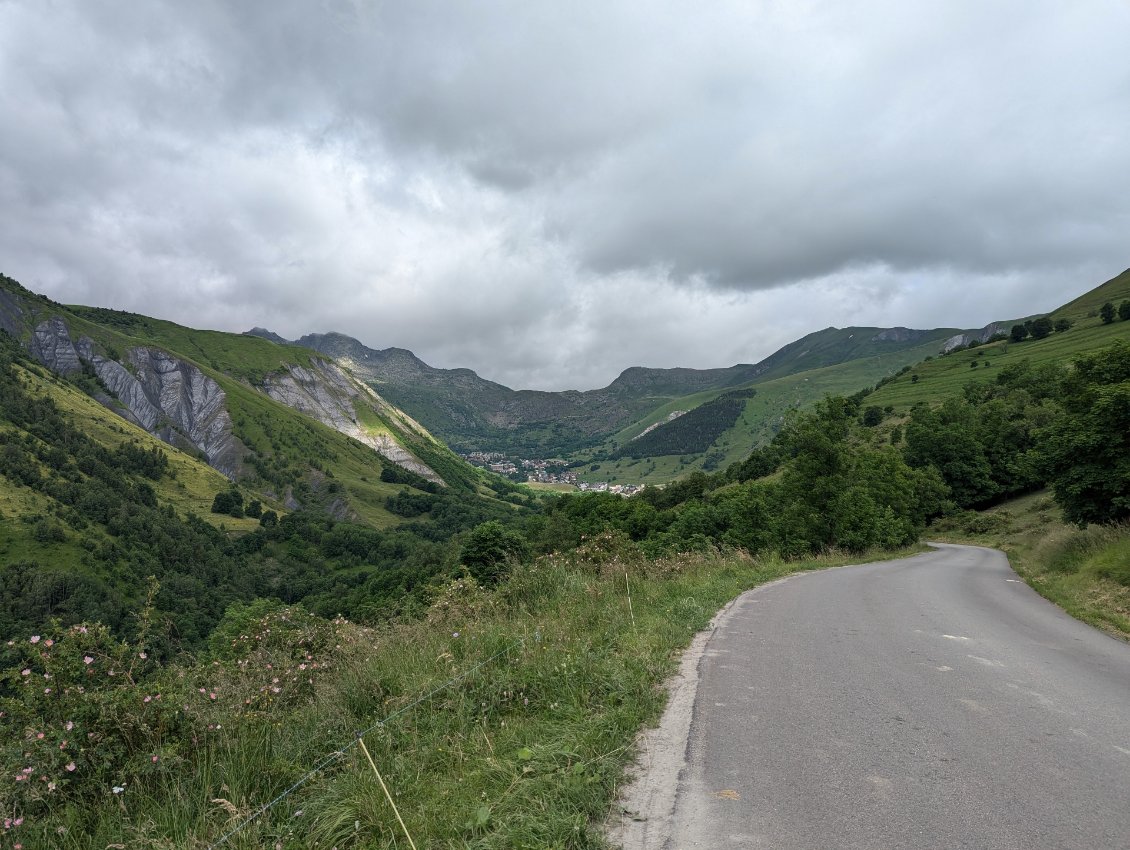 La bas, la Croix de Fer, et le village de Saint-Sorlin-d'Arves