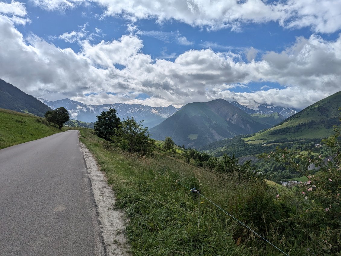 Cap à l'est sur la route panoramique dominant la vallée de l'Arvan