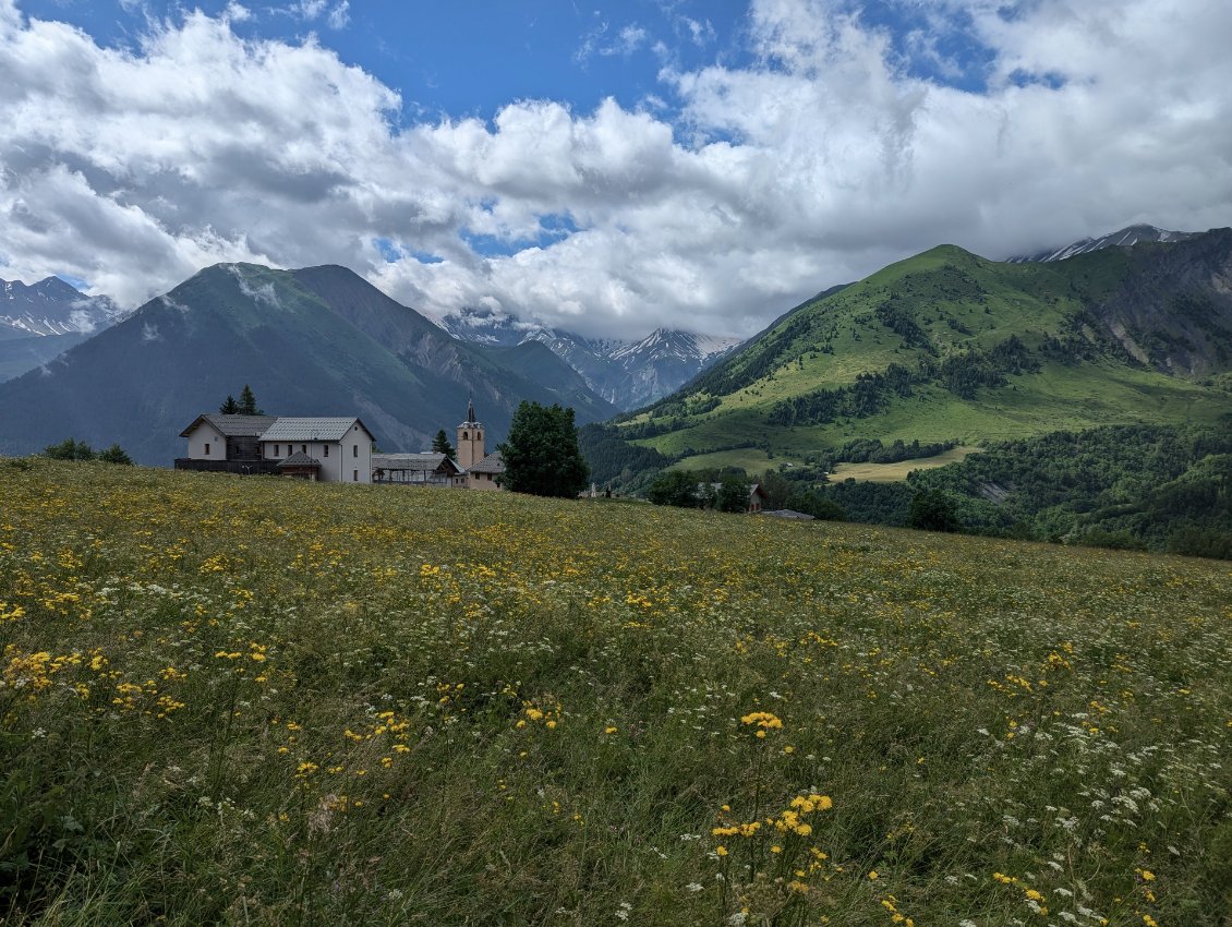 Et les Aiguilles d'Arves qui jouent à cache-cache