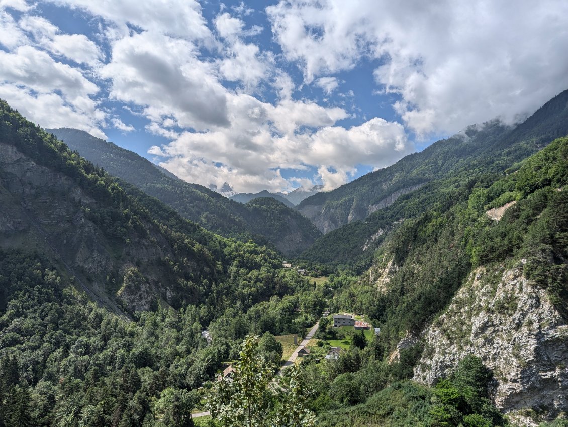 Enfin elles montrent le bout de leurs pics (les Aiguilles d'Arves), sans aucun doute les plus belles montagnes du monde et aujourd'hui, les plus capricieuses ;)