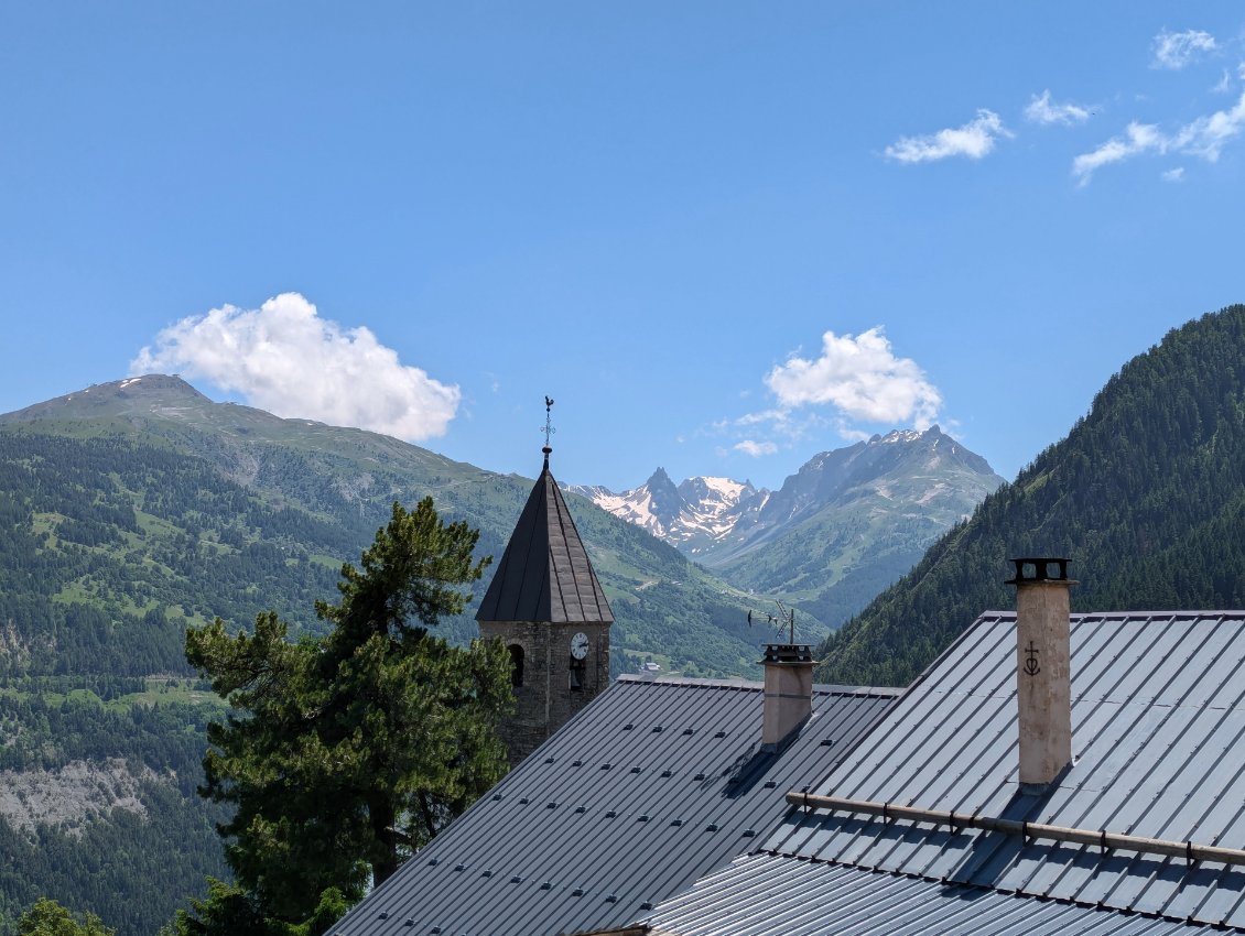 Le clocher d'Albanne, l'aiguille noire des Cerces et la Sétaz à droite