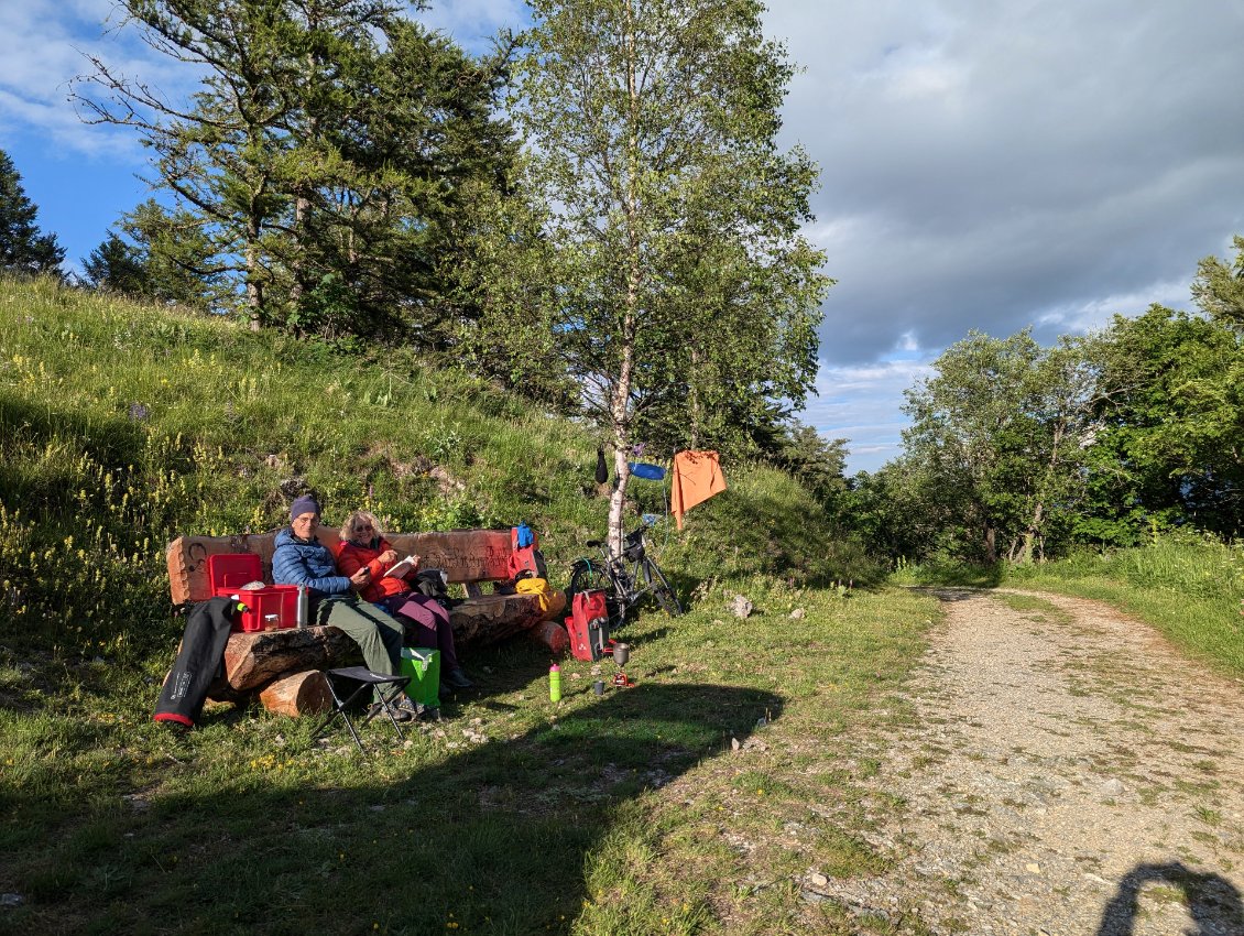 Bivouac familial sur le banc des amoureux