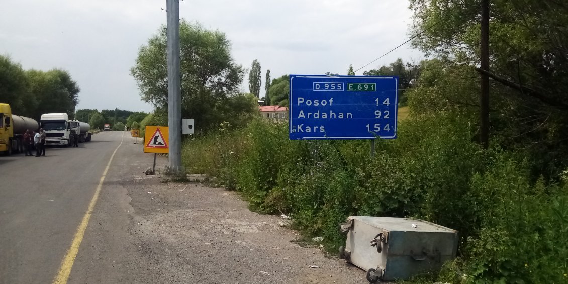 Frontière tout juste passée, j'ai la ville de Kars en ligne de mire. Mais pas pour aujourd'hui. Surtout vu ma vitesse de progression...