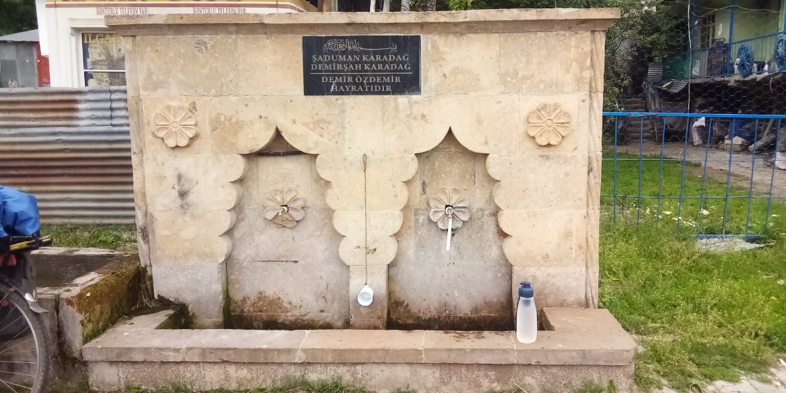 Une fontaine. Vite le plein des gourdes !