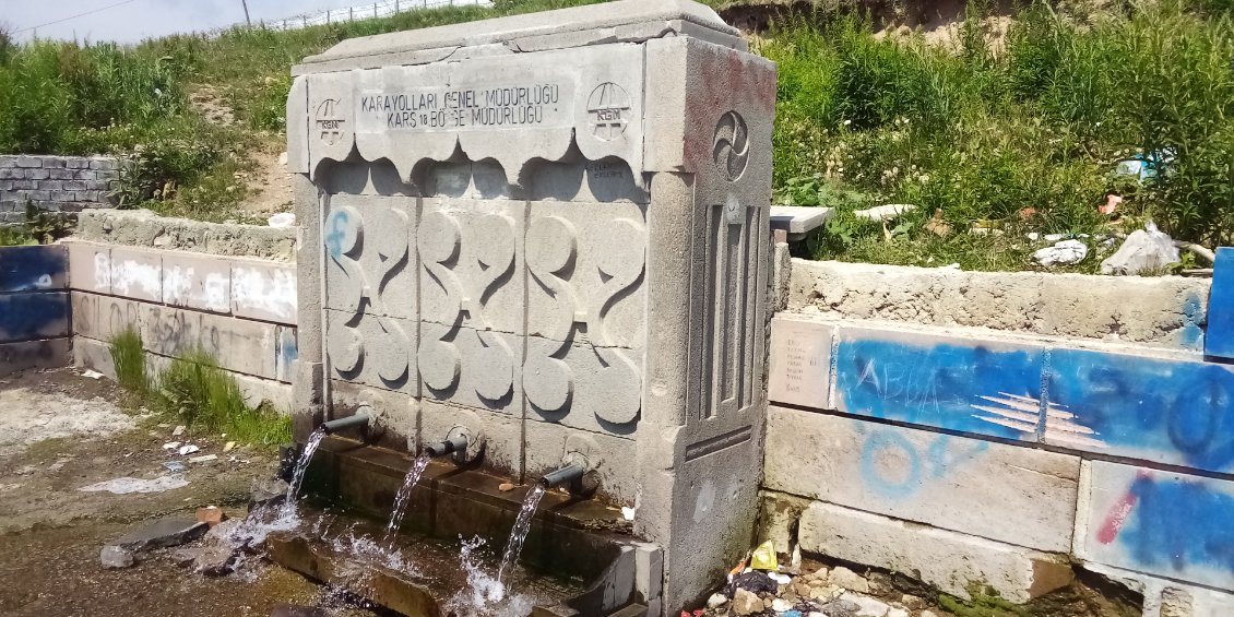 Mon chauffeur tient a tout prix à me faire boire l'eau de cette fontaine. En direct des sommets, elle est effectivement très fraîche !