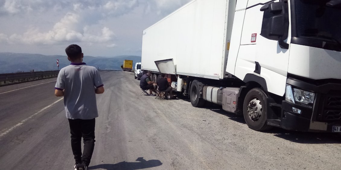 Nous repartons, les routiers font leur popote.