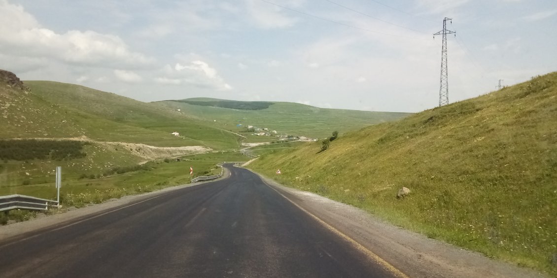 Ça y est ça descend vers le village de Damal.