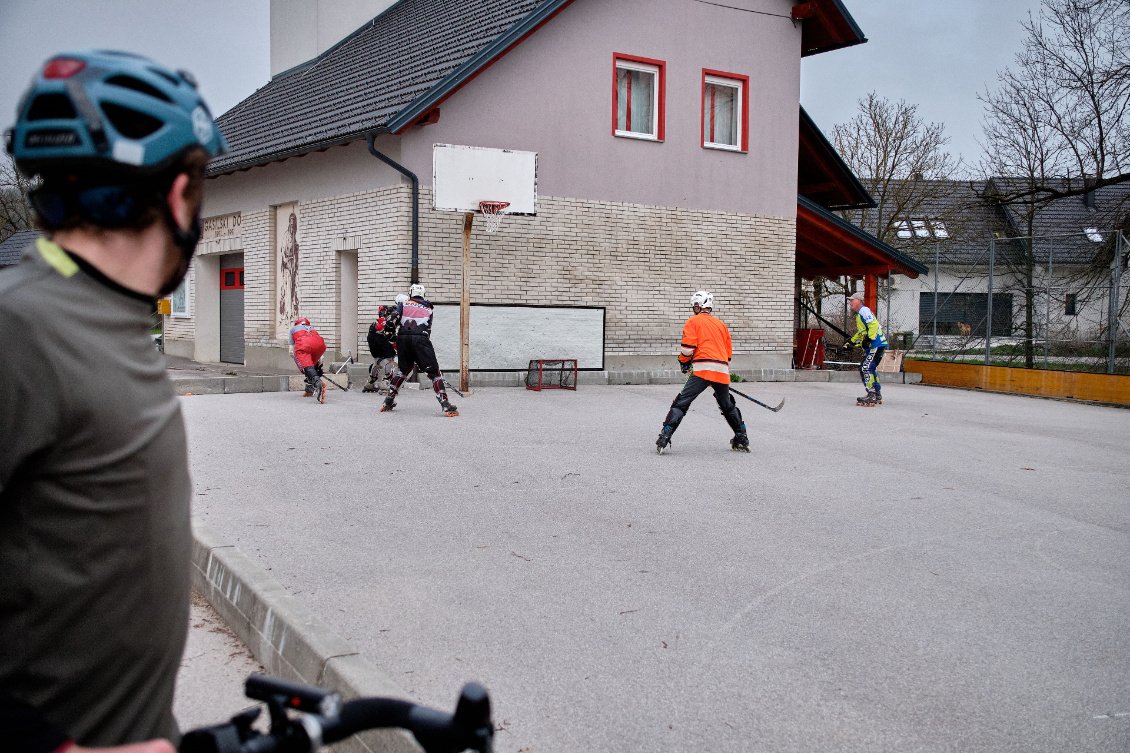 SLOVENIE - Partie de hockey sur bitume