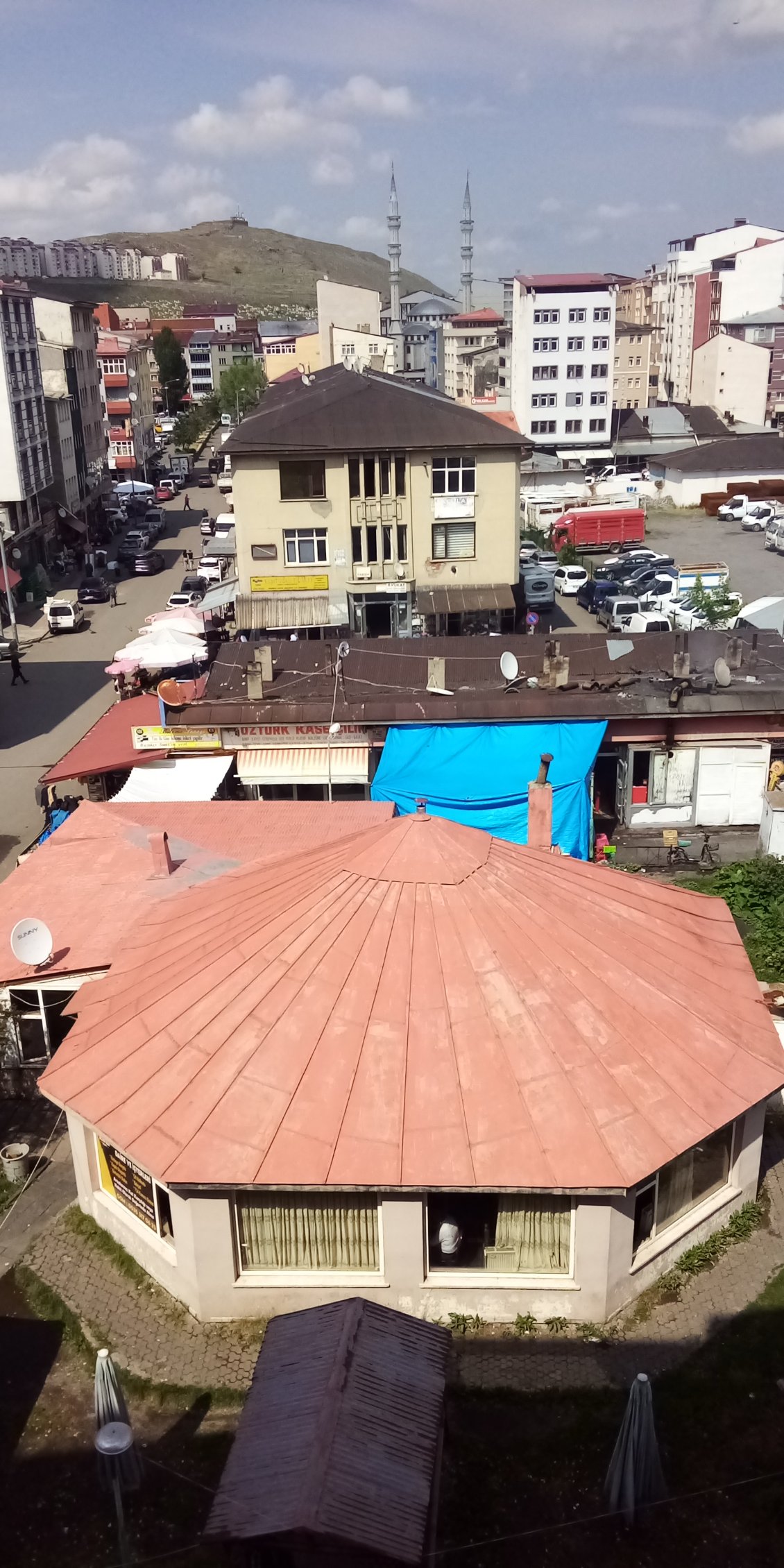 Vue sur un quartier très commerçant.