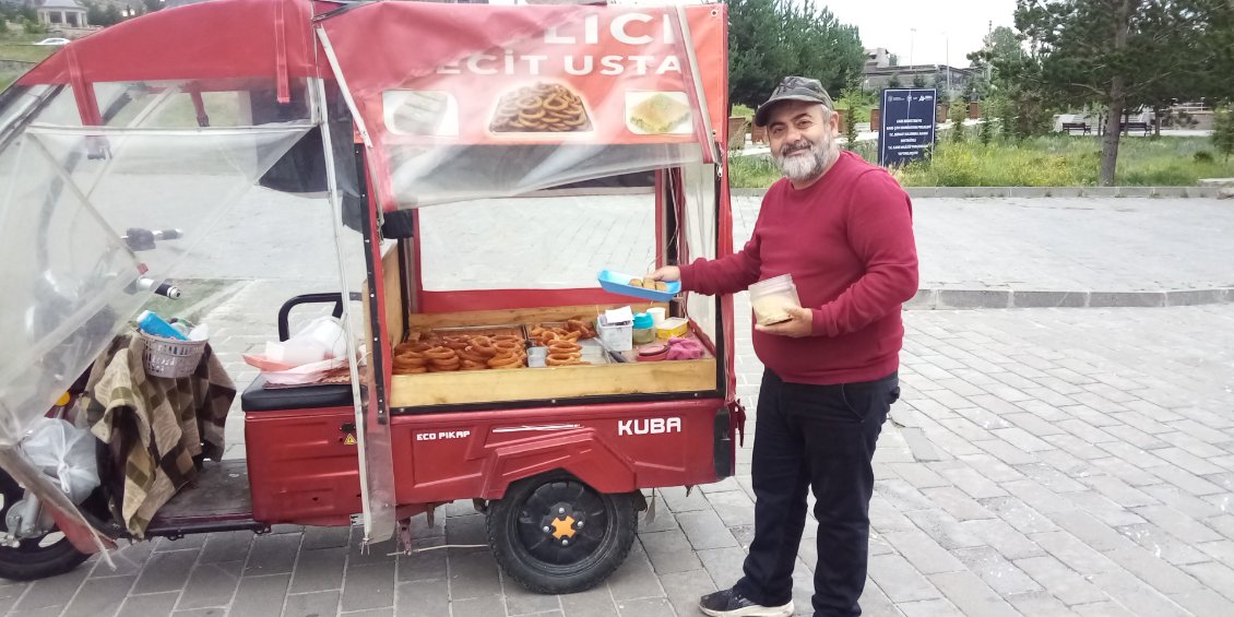 Je m'offre un petit dessert auprès d'un marchand ambulant. Baklavas bien sûr, nous sommes en Turquie !