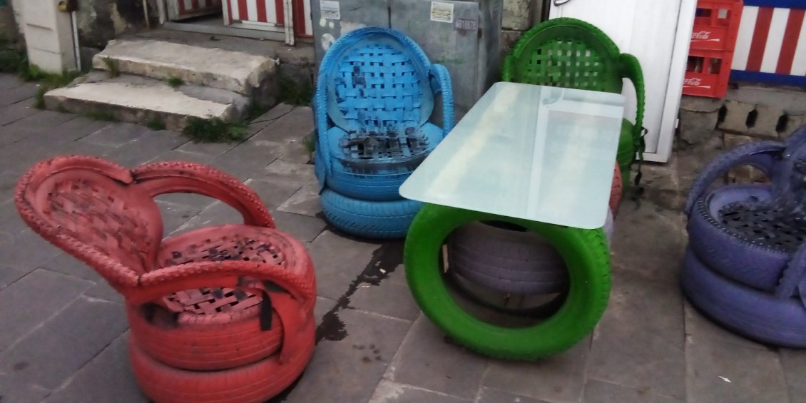 Ingénieuse façon de recycler les vieux pneus. Le mobilier en palettes c'est has been.