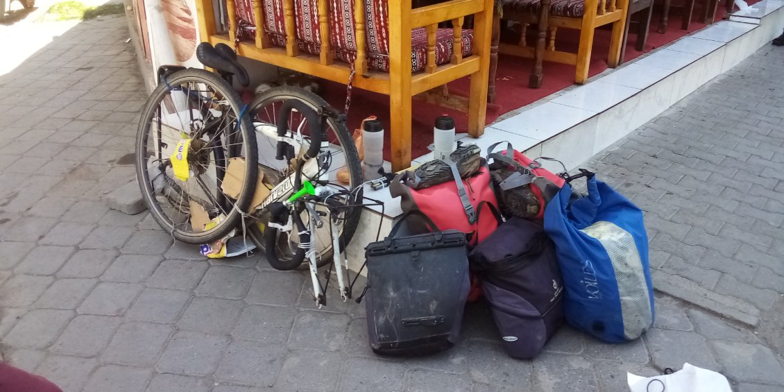 J'ai descendu tout mon bordel, le chauffeur n'a pas été tendre avec le vélo en le mettant sur le trottoir, une des fixations du garde-boue arrière a quasiment cédée. Au pire je me séparerais du garde-boue.