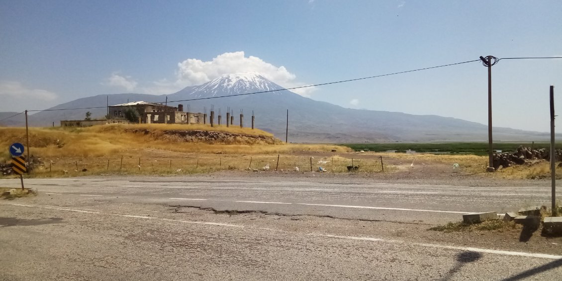 La maison en travaux du Mont Ararat.