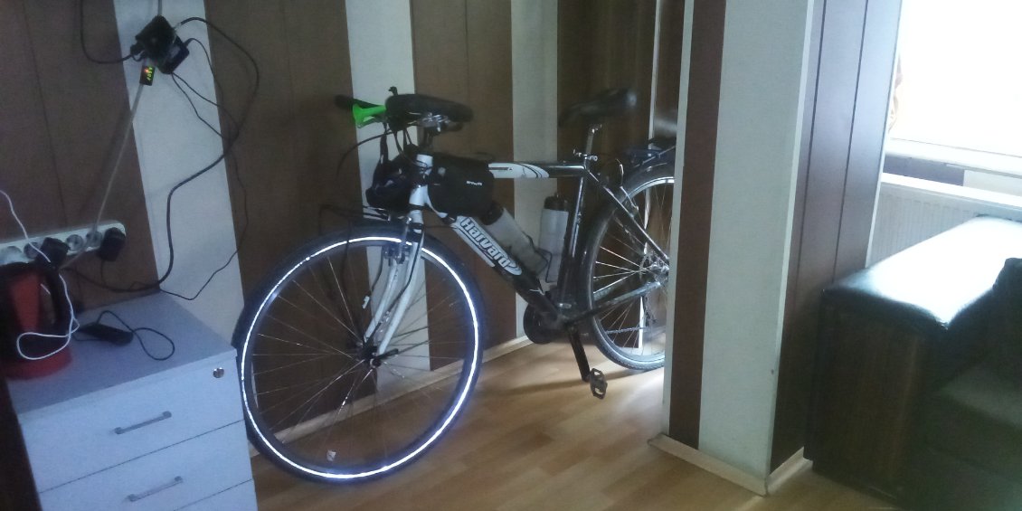 Le vélo a le droit à sa place d'honneur, à l'étage, dans le salon de l'hôtel.