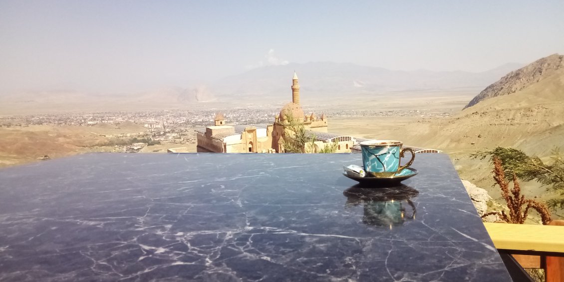 Belle tasse pour beau palais.