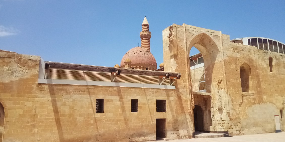 La première cour.