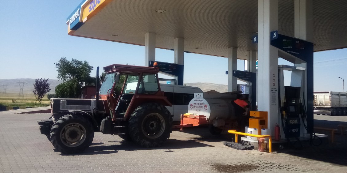 Il n'y a pas que les bus et minibus à s'arrêter s'abreuver.