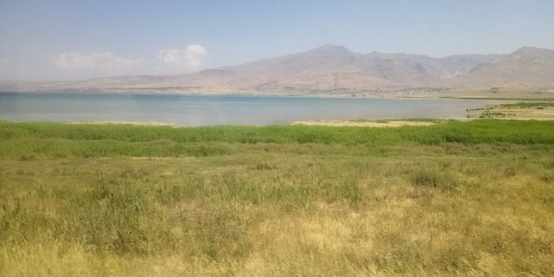 Nous rejoignons le rivage du lac de Van. C'est le plus grand lac turc et le deuxième d'Asie de l'Ouest.