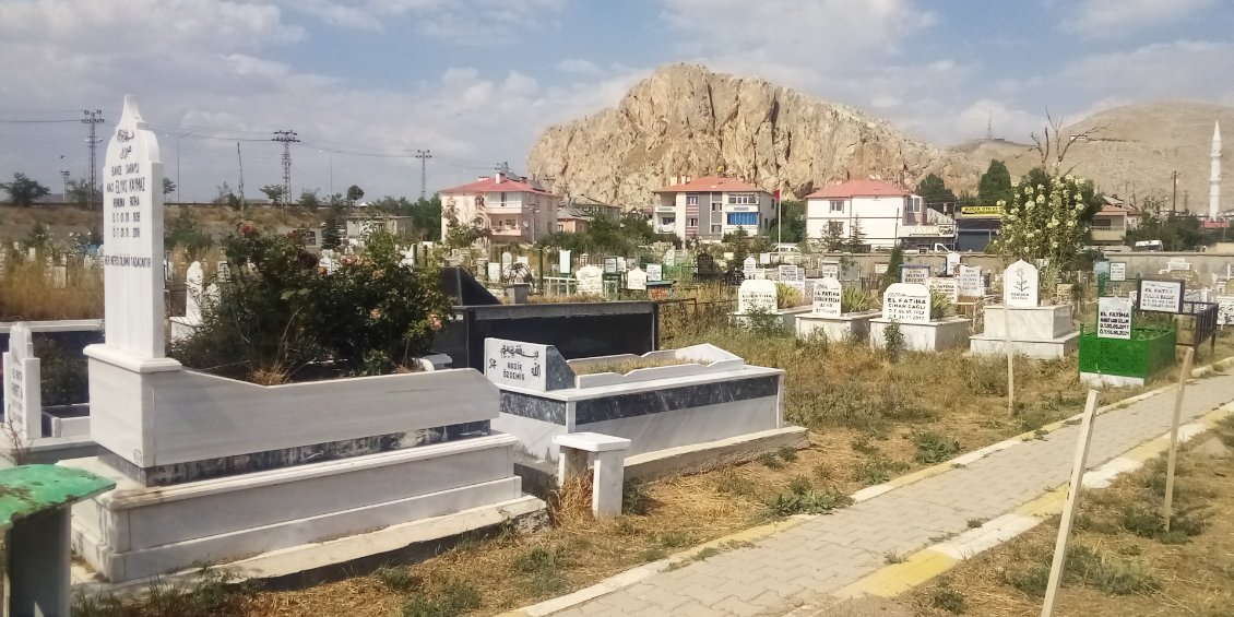 Sur le trajet. Je pensais traverser un parc, c'est un cimetière.