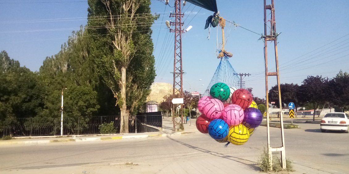 Van Kalesi se cache derrière ces ballons.