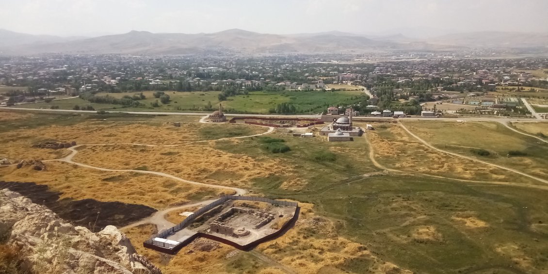 Je suis arrivé au sommet. Il y a des chantiers de fouilles et de restauration au pied de la Van Kalesi de ce côté. Et ce qui ressemble à de jolies mosquées.