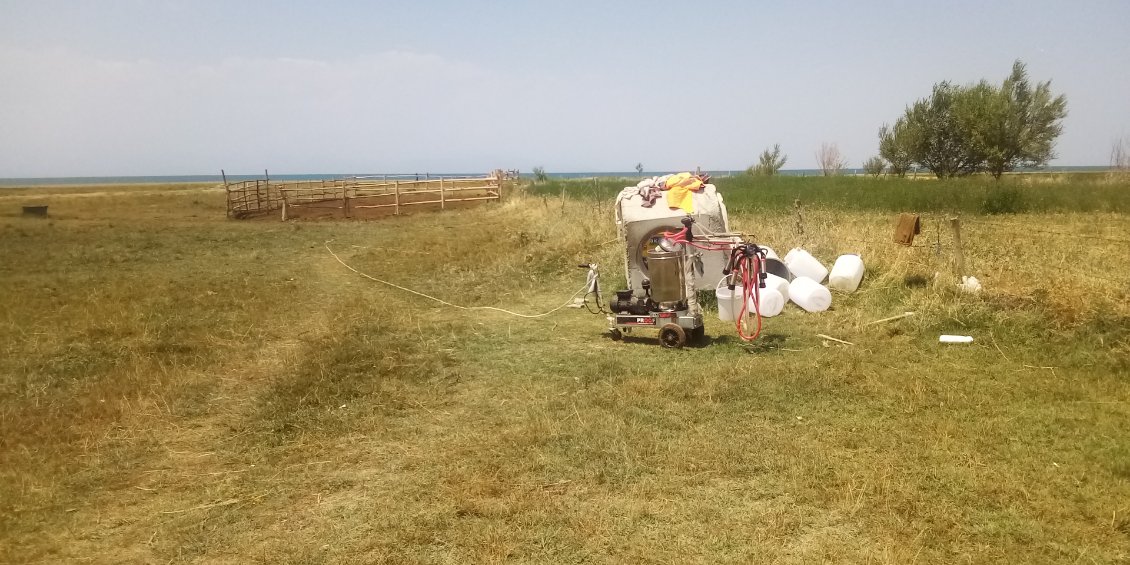 Petit enclos vide de ses occupantes parties brouter j'imagine et... la trayeuse qui va avec. Elle est reliée à un groupe électrogène juste derrière.