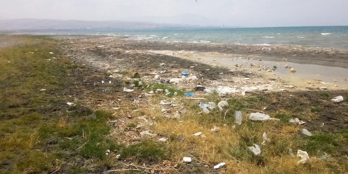 Et oui, homo plasticus a encore frappé. C'est vraiment navrant. C'est quand même une constante dans beaucoup d'endroits par lesquels je suis passé.