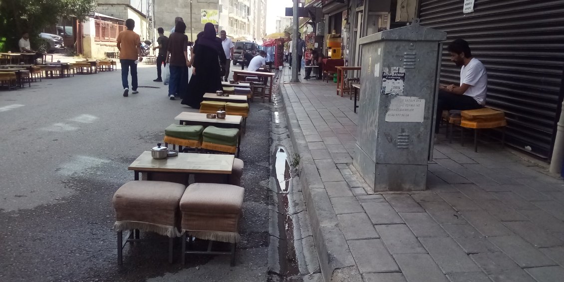 Les rues sont emplies de ces petites terrasses de salons de thé.