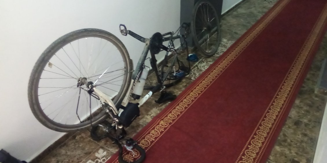 Tapis rouge pour mon beau vélo. Il le mérite bien.