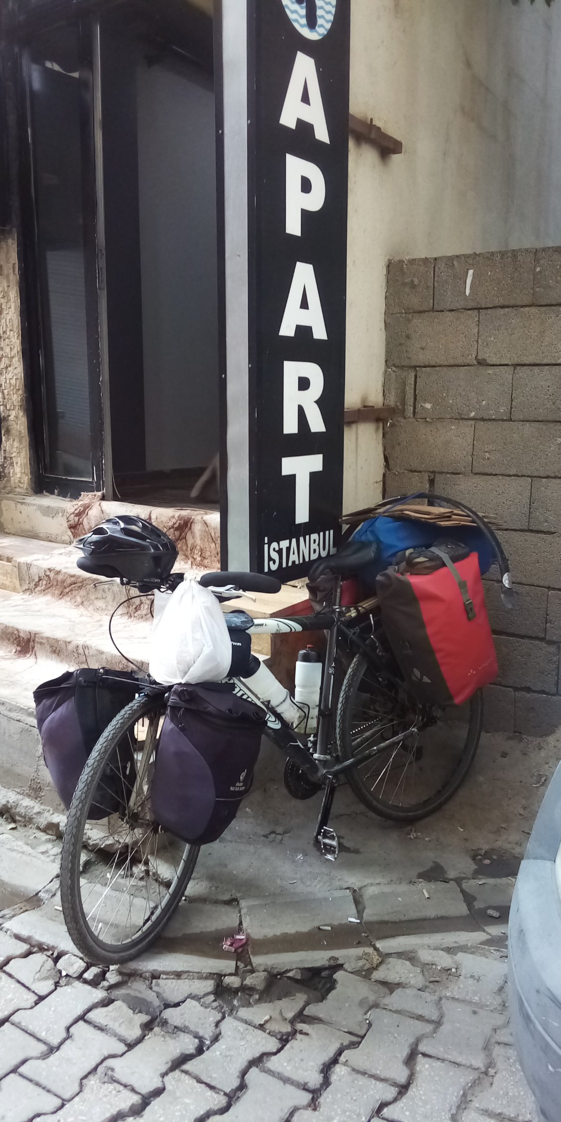 Je quitte l'hôtel, le vélo est de plus en plus chargé !